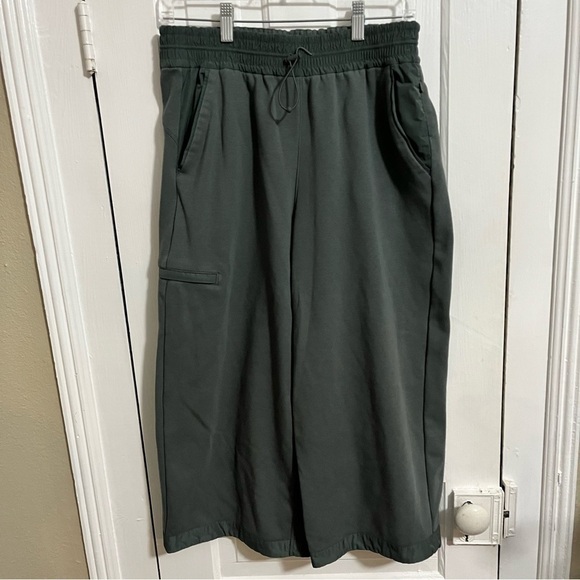 Athleta Triumph Hybrid Wide Crop Pants Bali Green Medium S1 - Picture 3 of 9